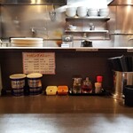 東池袋 大勝軒 - カウンター各席。