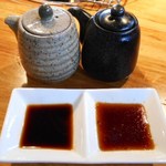 グルメリア六甲 - 炭火網焼きランチ　左がポンズ　右が特製タレ