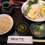 ひさ家 - かやくご飯・うどんつゆに、コク（鰹の味）がない。