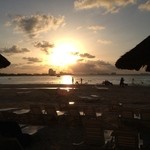 Grand Oasis Viva THE HIP RESORT - プライベートビーチからみた夕日。