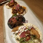 LAS DOS CARAS MODERN MEXICANO Y TACOS - タコス。私のは1番手前のシュリンプ。その次はラム肉、そして鶏肉。