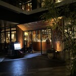 LAS DOS CARAS MODERN MEXICANO Y TACOS - 店内入り口。静かなたたずまい