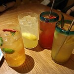 LAS DOS CARAS MODERN MEXICANO Y TACOS - カラフルなカクテル