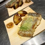 鉄板和食とワイン 萬鉄 - 海鮮　太刀魚レモンバター、米茄子青唐味噌