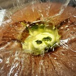 鉄板和食とワイン 萬鉄 - スープ　海老真丈　トマトコンソメ　鉄板仕立て（沸騰したらできあがり。お皿で包みを開けるとふわっと良い香り）