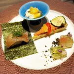 鉄板和食とワイン 萬鉄 - 前菜　穴子と胡瓜のゼリー寄せ、マンゴーのマスカルポーネ白和え、夏野菜のキッシュ、本マグロ寿司