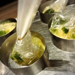 鉄板和食とワイン 萬鉄 - スープ　海老真丈　トマトコンソメ　鉄板仕立て（つつんだまま鉄板であたためる）