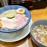 小麦生まれ、麺育ち。 - つけ汁ももちろんカンペキ