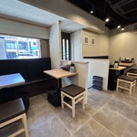 小麦生まれ、麺育ち。 - カウンターとテーブルも