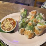 タイ屋台 ラオラオ - 生春巻き 3人だったので1本追加