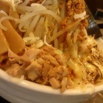 「ジャンク盛り（大盛り）」の崩しチャーシューや炙りチーズ