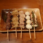へちもん - 串盛り5種(左から砂ズリ、皮、モモ、ウズラ、梅シソササミ)