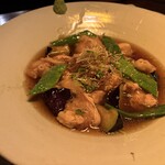 酒場氷炭 - 次は鶏と野菜の出汁炒め。