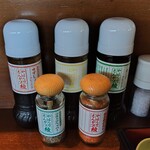 やはらかとんかつ綾 - ドレッシングと香辛料。