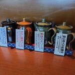 やはらかとんかつ綾 - カツにかけるソース。からし醤油ソースが秀逸だった。