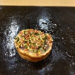 鮨 海心 - 鯵（錦胡麻トッピング）