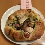 パンのイデリオ - エリンギとパンチェッタのバジルフォカッチャ