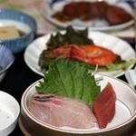 ほっとビレッジ美東 - 料理写真:お刺身(鰤、鮪)、車海老、ローストビーフ、美東牛蒡の煮物、お煮しめ、胡麻豆腐、お漬物