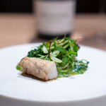 レストラン エンヌ - 七尾湾真フグの身と白子の炭火焼き 加賀蓮根、行者にんにく、あおさのりのソース、 センナ