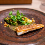 レストラン エンヌ - 甘鯛の鱗焼き 生ハムのソース、 北海道産グリーンアスパラガス、 アンチョビとヘーゼルナッツのパン粉、 ハコベ