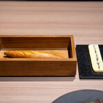 レストラン エンヌ - バゲット 北海道興部の発酵バター、能登塩、能登の炭塩