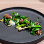 レストラン エンヌ - 蛍烏賊の炭火焼き のびる、野甘草、タカノツメ、 新玉ねぎのソース、 蕗のとうのピューレ