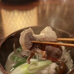 たでの葉 - 猪鍋
      猪肉はやはり脂身が好き♡
      お肉はやはり肉肉しい食感、そこに脂身の甘みが応えられない美味しさですd(^_^o)