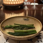 たでの葉 - 天然の山菜のボイル、手前は大葉雪笹、奥はしおで
      大葉雪笹はアスパラガスの様な風味
      しおでには葱油をかけて、柔らかな苦味が印象的