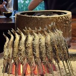 たでの葉 - じっくりと鮎が焼かれています♪
      2025年初夏、今年は鮎が豊漁なんだとか！
