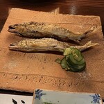 たでの葉 - 川辺川（熊本県）天然鮎塩焼き
      大中サイズの鮎が二匹はこの季節のお楽しみ♪
      じっくり焼かれた鮎は、頭から尾までまるっと、私はいつも手づかみでワシワシ食べるのです♪
      たまに蓼酢を付けて。
