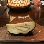 たでの葉 - 京都鴨茄子 炭火焼き
      大きな鴨茄子は火鉢の中で炭火で焼かれ熱々！
      猫舌でなくても危険な熱さ、ふーふーしながら。
      トロトロの実は箸で簡単にほぐれ、なんて瑞々しくジューシーなんでしょう！