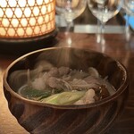 たでの葉 - 猪鍋
      ここまで川魚とスッポンをいただき、最後は待望の猪肉をいただきます♪
      具大沢はいつもながら、天然のなめこや舞茸、ささがきごぼうや葱、そして猪肉！
      ほっぺた落ちまくり！！