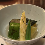 たでの葉 - 夏野菜の焚き合わせ
      冷んやりした料理は初夏らしさがあり、とても良いです♪
      ヤングコーン、万願寺唐辛子、冬瓜、ミニオクラ、南瓜、茄子
      