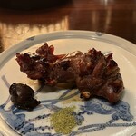 たでの葉 - スッポンタレ焼き
      左の端にあるのはスッポンの肝焼き。
      手づかみでワシワシと、なかなか肉肉しい食感をワイルドに楽しみます♪
      タレの味付け良く、もう堪らんですスッポンの旨みは！！