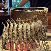 たでの葉 - じっくりと鮎が焼かれています♪
                    2025年初夏、今年は鮎が豊漁なんだとか！