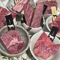 熟成和牛焼肉エイジング・ビーフ 横浜店 - 熟成和牛7種盛り合わせ(2人前)。　部位の札は絵もあるので分かりやすいですね！