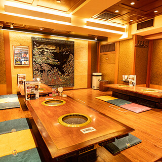 木目調の落ち着いた空間は、お一人様から各種宴会まで対応可能◎