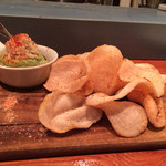 Ata - かにのワカモレ＋自家製のエビせん