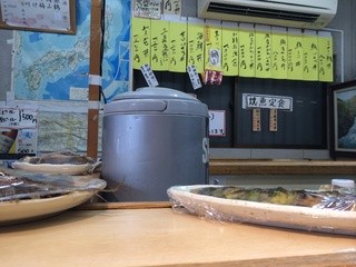 Suzuki Suisan - 焼き魚と煮魚はカウンターに置いてあります