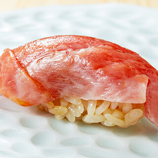 江戸前鮨や素材の魅力を活かした創作料理をおまかせコースで
