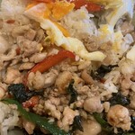 オリエンタルビストロK - 鶏肉のガパオ炒めご飯のアップ