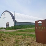 ウノカフェ - 牧場入口、道路は帆立貝を砕いた白い道になってます