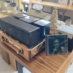 陶芸cafe ねことらまえ - 店内はJAZZ？が流れて…