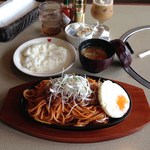 肉の万世 - パーコー＆ナポリタン、ランチサービス目玉焼き付き