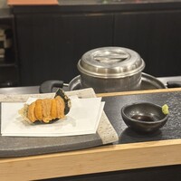 天ぷら 小宮山 - ウニがとにかく多い！ミョウバン臭さも全くないので贅沢でした。つまみとしても食べてくださいと横の醤油もいただきました。