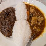 トプカ - 盛合せＡ。左が欧州牛すじカリー、右が辛いインドポークカリー。