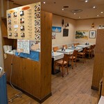 トプカ - 2人掛け席は5つ、手前には4人がけテーブルが３つです。