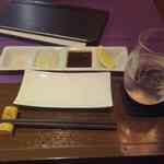 串揚げ＆ワインOLIVE - 席の上には調味料がすでにスタンバイされ、矢継ぎ早に水がセットされる等
中々接客スタッフの動きは機敏で敏捷性に優れているなぁと強く感じ