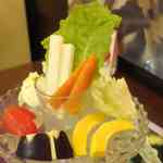 串揚げ＆ワインOLIVE - 私は野菜は好きですが、生野菜よりも火を通した焼き野菜や蒸し野菜の方が好きなので
野菜メニューと言ったら生！な風潮は嫌だなぁと思いつつも頂いてみると
流石に生出し出来る野菜とあってみずみずしく