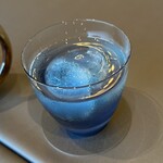 プレゼンテ スギ - 水グラス
      ハーブティーを凍らせた青く美しい地球のような氷